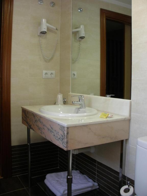 Hostal Virgen Del Villar Laguna de Duero Rum bild