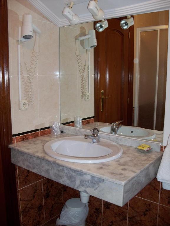 Hostal Virgen Del Villar Laguna de Duero Rum bild
